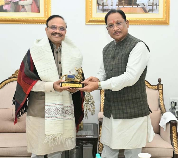 मुख्यमंत्री साय पूर्व राज्यसभा सांसद डॉ. अनिल जैन काे स्मृति चिन्ह भेंट करते हुए