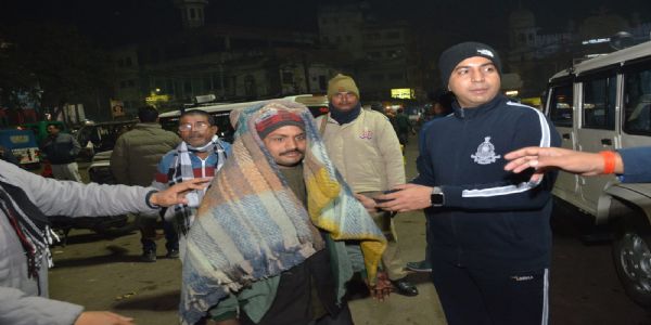 अत्यधिक–शीते जिला–प्रशासनं निशीथे राहत–अभियानं संचालितवान्, कंबलानि वितरितानि