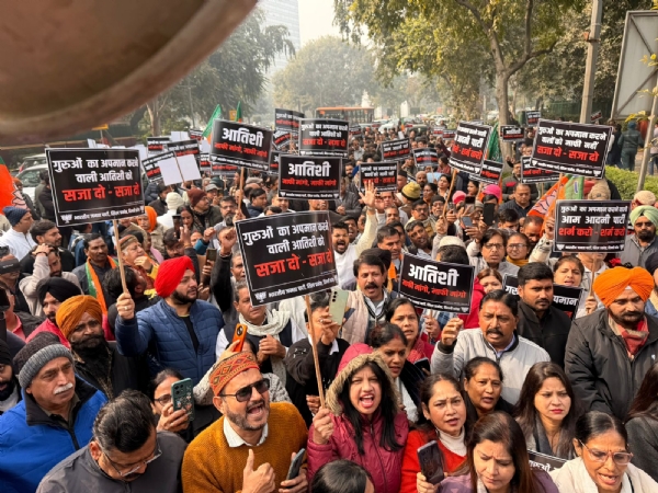 भाजपा कार्यकर्ता आआपा कार्यालय के बाहर प्रदर्शन करते हुए। भाजपा कार्यकर्ता आआपा कार्यालय के बाहर प्रदर्शन करते हुए।