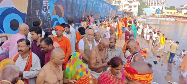 पितरकुंडा पर श्राद्ध करते श्रद्धालु