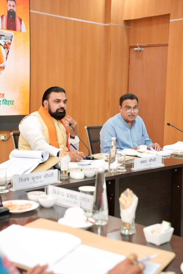 समीक्षा बैठक के दौरान मुख्यमंत्री सम्राट और केद्रीय मंत्री नितिन गडकरी
