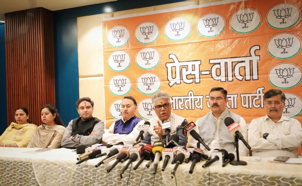 पत्रकार वार्ता को सम्बोधित करते हुए सांसद राजीव भारद्वाज। पत्रकार वार्ता को सम्बोधित करते हुए सांसद राजीव भारद्वाज।