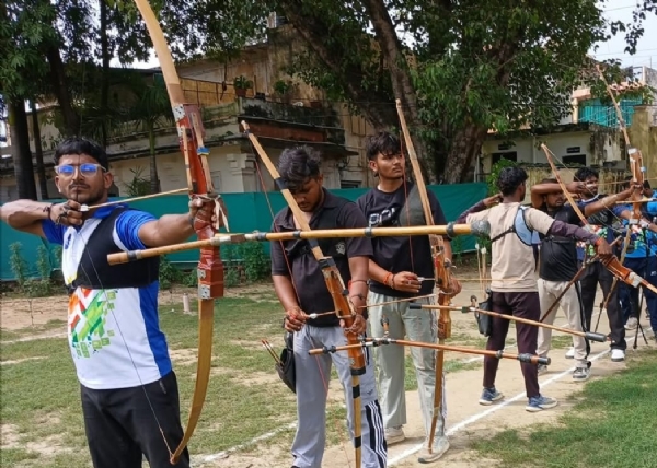 ऑल इंडिया इंटर यूनिवर्सिटी तीरंदाजी प्रतियोगिता के लिए ट्रायल देते खिलाड़ी