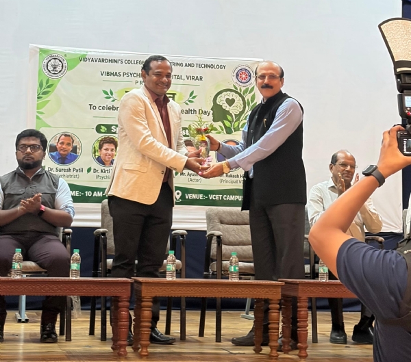 मंच पर मौजूद अतिथि। मंच पर मौजूद अतिथि।