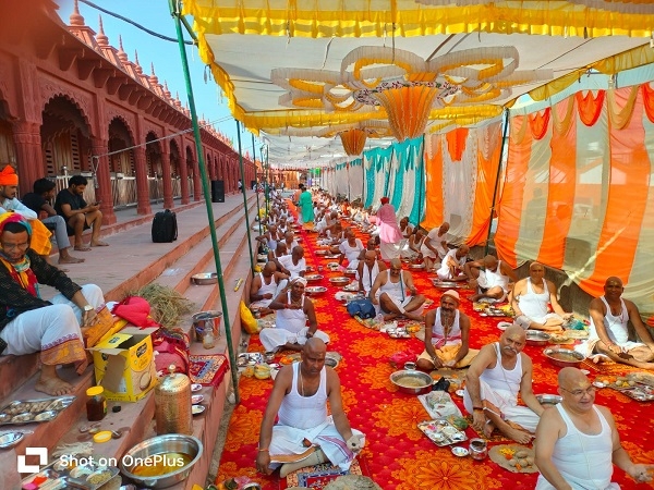 पण्डोखर धाम की पितृशिला पर सैकड़ों श्रद्धालुओं ने किया पितृ पूजन पण्डोखर धाम की पितृशिला पर सैकड़ों श्रद्धालुओं ने किया पितृ पूजन