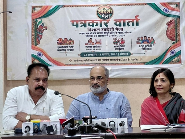 स्वदेशी मेला आयोजन की जानकारी देते हुए आयोजक