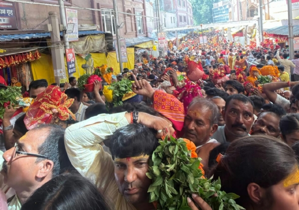 विंध्यधाम में दर्शनार्थियों की भीड़।