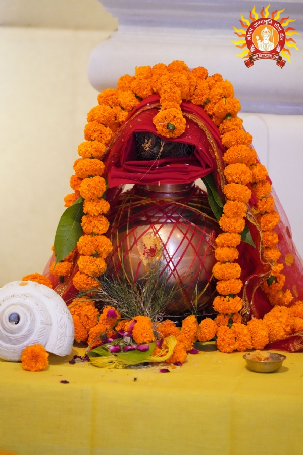 श्रीराम जन्मभूमि मन्दिर में प्रतिष्ठित जगज्जननी मां भगवती का कलश स्थापन कर पूजन अर्चन किया गया