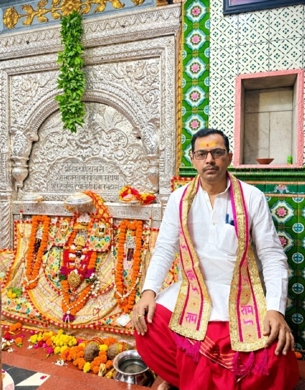 मंगला आरती के साथ शारदीय नवरात्र का शुभारंभ, ‘जय माता दी’ के जयकारों से गूंजा मंदिर परिसर