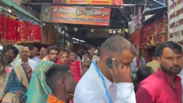 माता शीतला चौकिया धाम के बाहर लगी भक्तों की लाइन