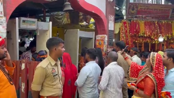 माता शीतला चौकिया धाम में भक्तों की सुरक्षा के लिए लगी पुलिस और मेटल डिटेक्टर