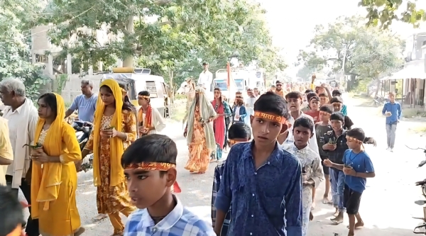 सारण में शारदीय नवरात्रि के पहले दिन घाटों पर उमड़े श्रद्धालु, वैदिक मंत्रोच्चार के बीच कलश स्थापना शुरू सारण में शारदीय नवरात्रि के पहले दिन घाटों पर उमड़े श्रद्धालु, वैदिक मंत्रोच्चार के बीच कलश स्थापना शुरू