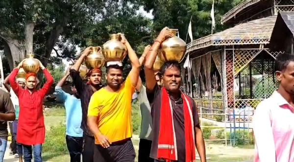 सारण में शारदीय नवरात्रि के पहले दिन घाटों पर उमड़े श्रद्धालु, वैदिक मंत्रोच्चार के बीच कलश स्थापना शुरू सारण में शारदीय नवरात्रि के पहले दिन घाटों पर उमड़े श्रद्धालु, वैदिक मंत्रोच्चार के बीच कलश स्थापना शुरू