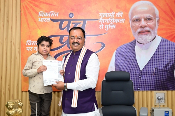 जनता दर्शन में उपमुख्यमंत्री केशव प्रसाद मौर्य समस्याएं सुनते हुए। जनता दर्शन में उपमुख्यमंत्री केशव प्रसाद मौर्य समस्याएं सुनते हुए।