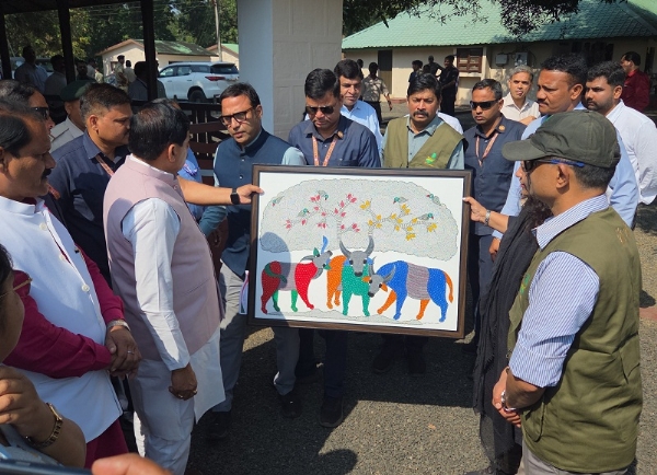 मुख्यमंत्री को कान्हा टाइगर रिजर्व के दौरान पेंटिंग भेंट करते हुए मुख्यमंत्री को कान्हा टाइगर रिजर्व के दौरान पेंटिंग भेंट करते हुए