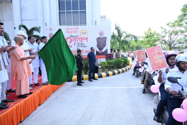 गोरखपुर में मिशन शक्ति के छठवें चरण के तहत जागरूकता रैली को हरी झंडी दिखाकर रवाना करते मुख्यमंत्री योगी आदित्यनाथ। रैली में 500 दोपहिया वाहन शामिल रहे। गोरखपुर में मिशन शक्ति के छठवें चरण के तहत जागरूकता रैली को हरी झंडी दिखाकर रवाना करते मुख्यमंत्री योगी आदित्यनाथ। रैली में 500 दोपहिया वाहन शामिल रहे।