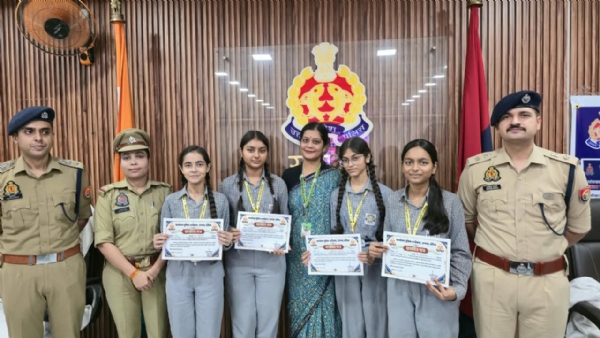 फ़ोटो। मिशन शक्ति अभियान के तहत छात्राओं को सम्मानित करते हुए पुलिस अधीक्षक अभिषेक भारती फ़ोटो। मिशन शक्ति अभियान के तहत छात्राओं को सम्मानित करते हुए पुलिस अधीक्षक अभिषेक भारती