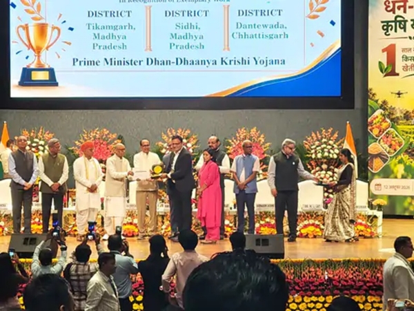 केंद्रीय मंत्री शिवराज सिंह से सम्मान लेते हुए टीकमगढ़ कलेक्टर विवेक श्रोत्रिय केंद्रीय मंत्री शिवराज सिंह से सम्मान लेते हुए टीकमगढ़ कलेक्टर विवेक श्रोत्रिय