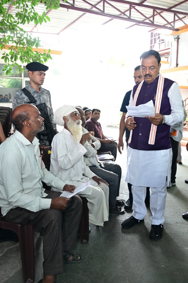 जनता दर्शन में उपमुख्यमंत्री केशव प्रसाद मौर्य समस्याएं सुनते हुए। जनता दर्शन में उपमुख्यमंत्री केशव प्रसाद मौर्य समस्याएं सुनते हुए।