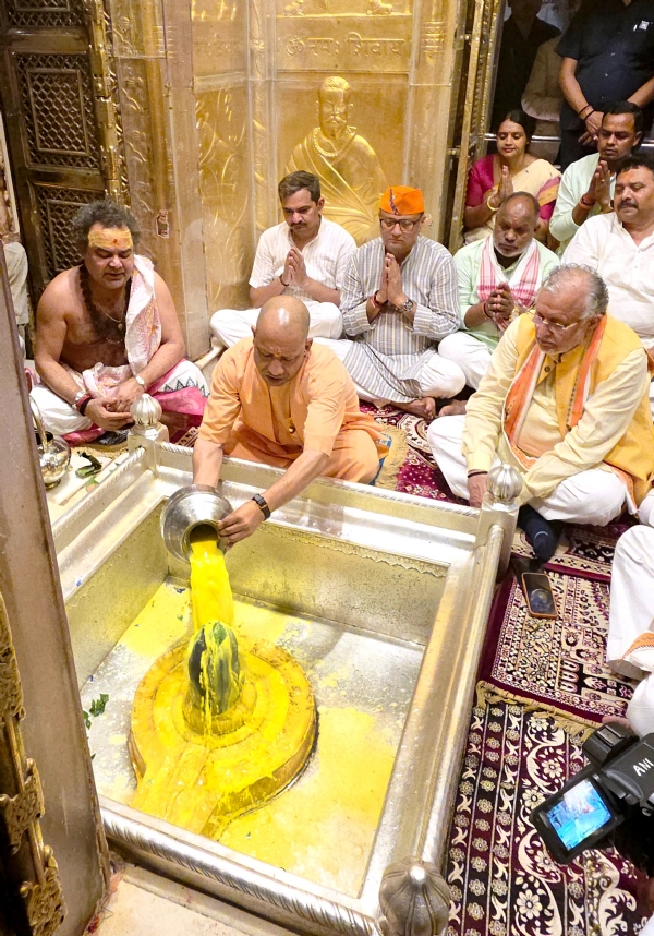 मुख्यमंत्री योगी आदित्यनाथ बाबा विश्वनाथ के दरबार में मुख्यमंत्री योगी आदित्यनाथ बाबा विश्वनाथ के दरबार में