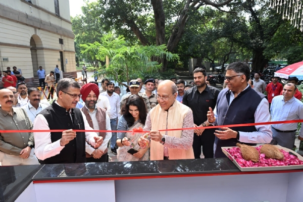 पीएमएमएल की कार्यकारी समिति के अध्यक्ष नृपेंद्र मिश्रा बुधवार को प्रधानमंत्री संग्रहालय परिसर में अमूल उत्पादों का नया कियोस्क शुरू करते हुए