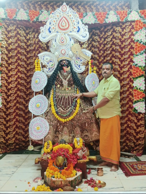 मंदिर में मौजूद पुजारी आकाश बनर्जी मंदिर में मौजूद पुजारी आकाश बनर्जी
