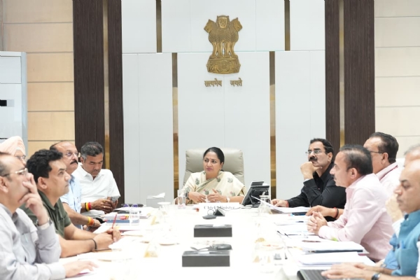 मुख्यमंत्री रेखा गुप्ता कैबिनेट बैठक की अध्यक्षता करते हुए।