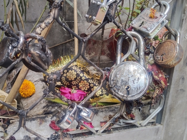 मंदिर में लगे मन्नत वाले ताले मंदिर में लगे मन्नत वाले ताले