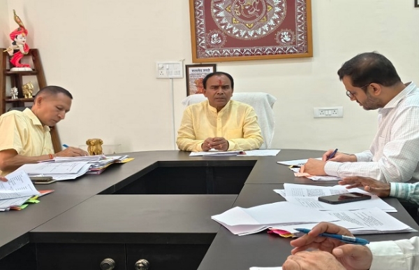 उच्च शिक्षा मंत्री डॉ. धन सिंह रावत शासकीय आवास पर विभागीय समीक्षा बैठक करते। उच्च शिक्षा मंत्री डॉ. धन सिंह रावत शासकीय आवास पर विभागीय समीक्षा बैठक करते।