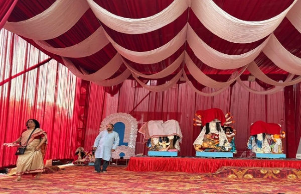 देहरादून स्थित जल वायु टावर्स में मां दुर्गा । देहरादून स्थित जल वायु टावर्स में मां दुर्गा ।