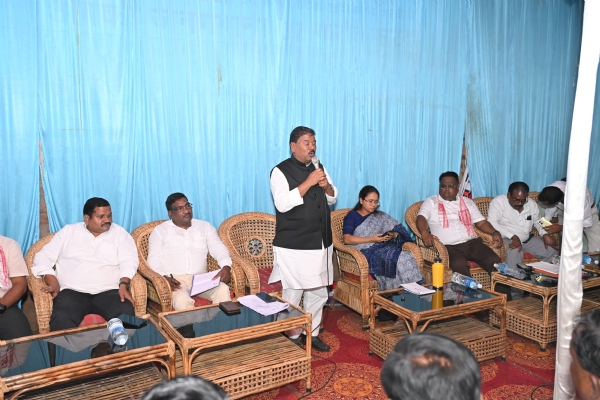 बैठक में बंधु तिर्की, मंत्री शिल्पी तिर्की सहित अन्य बैठक में बंधु तिर्की, मंत्री शिल्पी तिर्की सहित अन्य