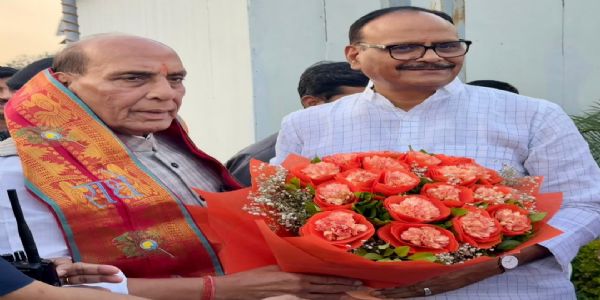 हिंसाया अराजकतायाश्च वह्नौ देशं प्रज्वालयितुम् इच्छति कांग्रेसदलम् - राजनाथसिंहः