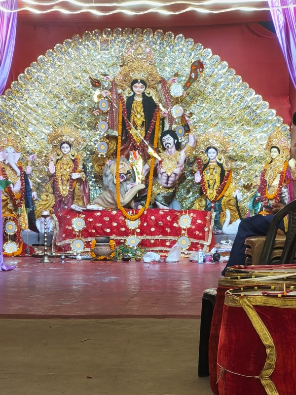 सप्तमी पर पूजा देखने के लिए लोगों की भीड़, दुर्गा पूजा के पंडाल और प्रतिमा का अनावरण