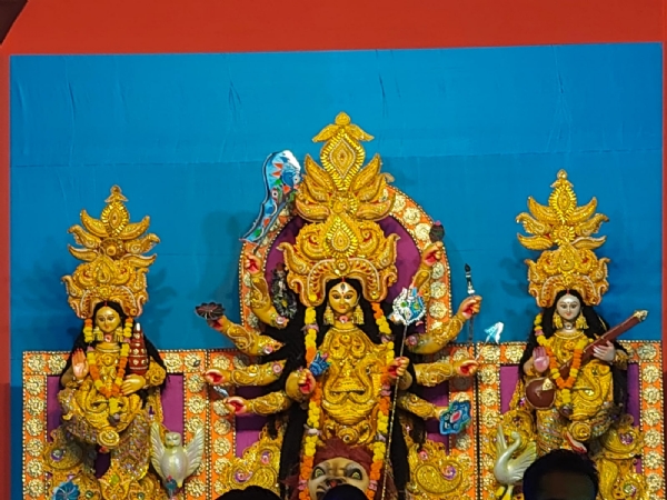 सप्तमी पर पूजा देखने के लिए लोगों की भीड़, दुर्गा पूजा के पंडाल और प्रतिमा का अनावरण