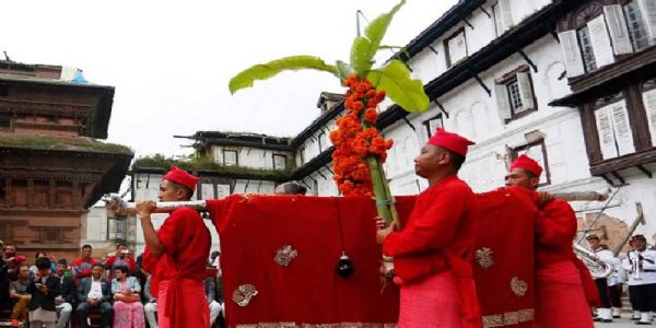 नेपालदेशे नवरात्रस्य सप्तमे दिने पुष्पपाति पर्वणि प्रत्येकस्मिन् जिल्लाकेन्द्रे बलिः प्रदीयते।