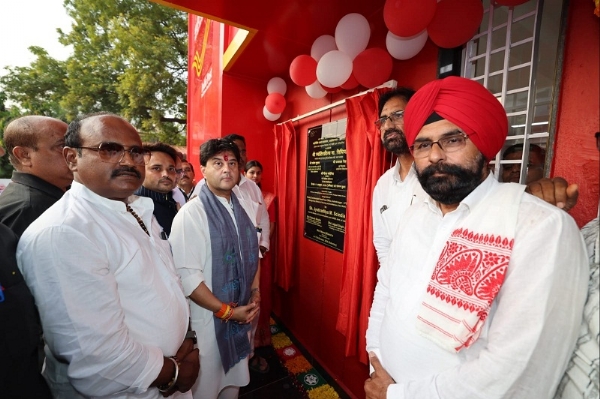 अशोकनगर में प्रधान डाकभर के नवनिर्मित भवन का लोकार्पण करते हुए केन्द्रीय मंत्री सिंधिया अशोकनगर में प्रधान डाकभर के नवनिर्मित भवन का लोकार्पण करते हुए केन्द्रीय मंत्री सिंधिया