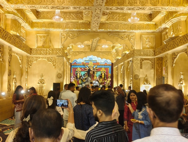 सप्तमी पर पूजा देखने के लिए लोगों की भीड़, दुर्गा पूजा के पंडाल और प्रतिमा का अनावरण