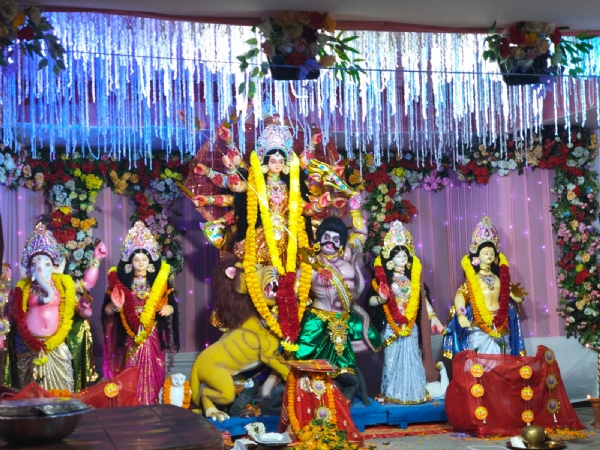 सप्तमी पर पूजा देखने के लिए लोगों की भीड़, दुर्गा पूजा के पंडाल और प्रतिमा का अनावरण