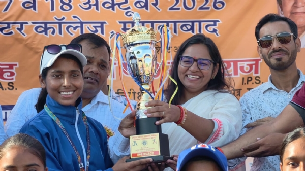 मुरादाबाद में प्रदेशीय विद्यालयीय बालिका क्रिकेट प्रतियोगिता के समापन पर विजेता टीम ट्राफी देतीं जेडी, डीआईओएस व अन्य