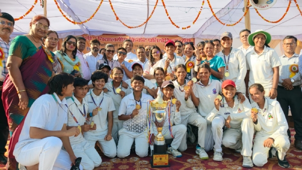 मुरादाबाद में प्रदेशीय विद्यालयीय बालिका क्रिकेट प्रतियोगिता के समापन पर विजेता टीम शील्ड के साथ