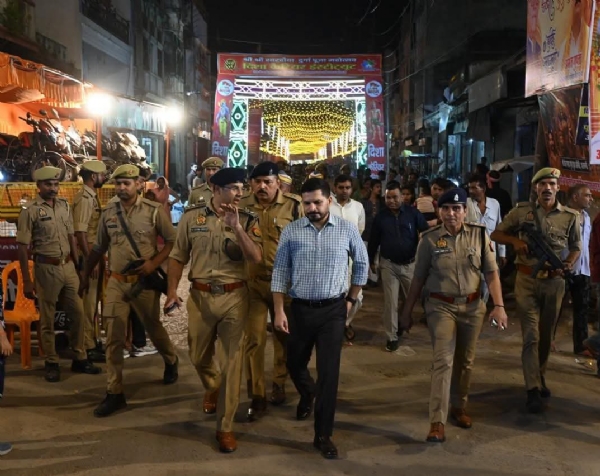 गश्त करते अधिकारी