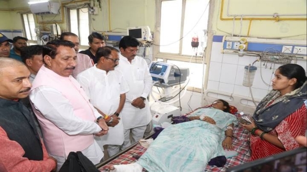 मंत्री कंसाना और शुक्ला घायलों की जानकारी लेते हुए