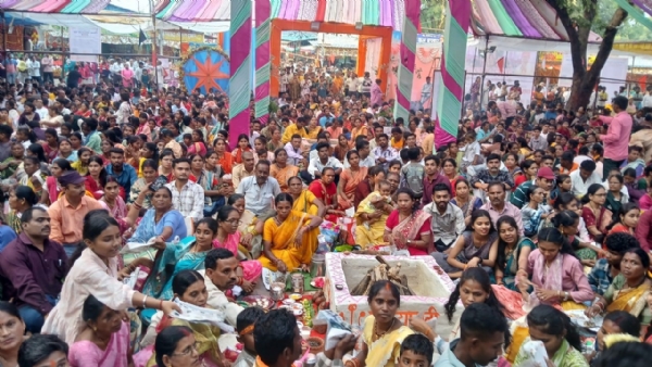 अंगारमोती मंदिर परिसर में आयोजित हवन पूजन में बड़ी संख्या में श्रद्धालु शामिल हुए।