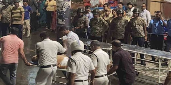 कोलकातायां पूजामण्डपे पलायनम् : आयोजकानां विरुद्धम् अनिच्छितनरहत्यायाः अभियोगः पञ्जीकृतः, नवमीपर्यन्तं क्षेत्रे धारा १६३ प्रवर्तिता