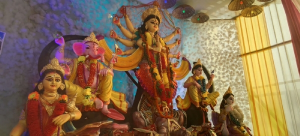 विश्वनाथ में शिवाजी संघ के दुर्गा पूजा पंडाल की तस्वीर।