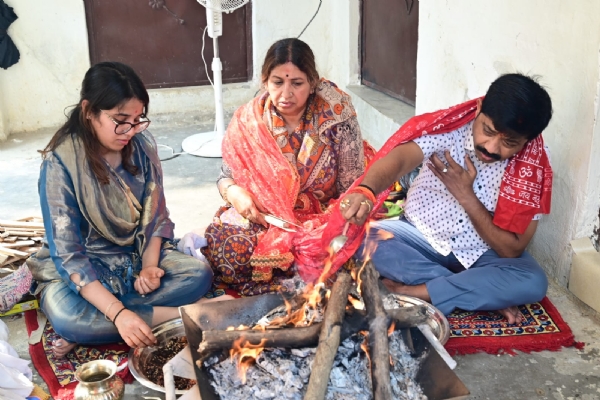 बहादुरगंज स्थित आवास पर हवन-करते हुए मंत्री नंदी एवं पूर्व महापौर अभिलाषा गुप्ता का छाया चित्र