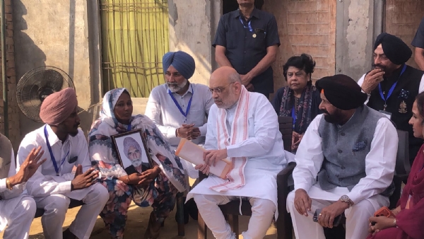 गृहमंत्री अमित शाह संगरूर के गांव तूरबंजारा में गुलजार सिंह के परिजनाें से मुलाकात करते हुए गृहमंत्री अमित शाह संगरूर के गांव तूरबंजारा में गुलजार सिंह के परिजनाें से मुलाकात करते हुए
