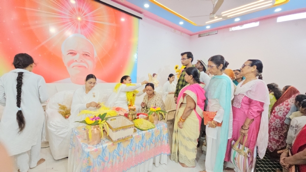 विजय तिलक लगाती बीके बिंदु दीदी विजय तिलक लगाती बीके बिंदु दीदी