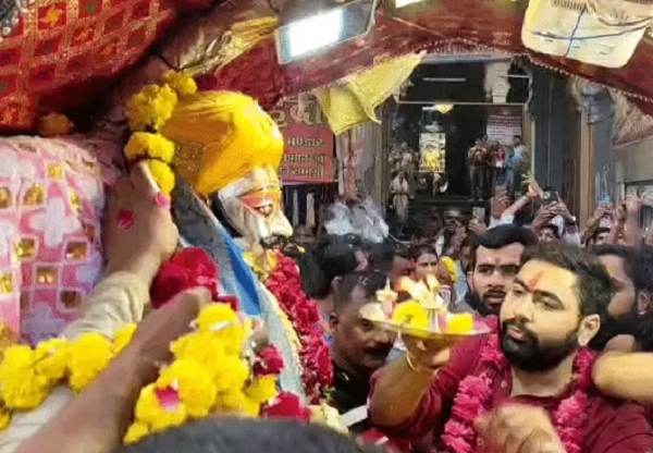 विजयदशमी पर निकली सवारी के दौरान बाबा महाकाल की आरती उतारते हुए पुजारी विजयदशमी पर निकली सवारी के दौरान बाबा महाकाल की आरती उतारते हुए पुजारी