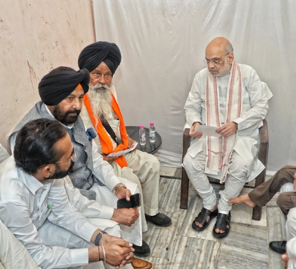 गृहमंत्री अमित शाह मानसा में परविंदर सिंह झाेटा के पिता से मुलाकात करते हुए गृहमंत्री अमित शाह मानसा में परविंदर सिंह झाेटा के पिता से मुलाकात करते हुए